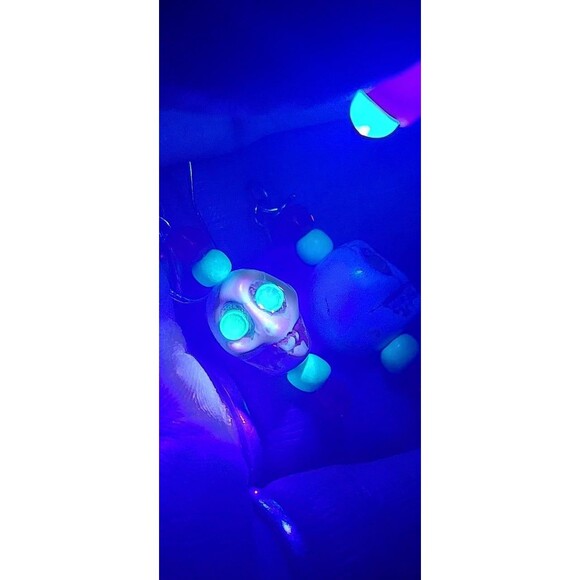 Halloween howlite skull earrings with uranium rhinestones and uv reactive beads - Picture 6 of 12